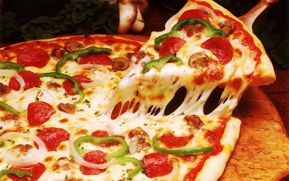<p>Bu pizza öyle bir hınzır ki kalbimize girdiği yetmiyor bir de her etkinlikte kendini aklımıza da düşürerek bizi fethediyor :) İşte pizzasız olmaz denen 8 etkinlik :)</p>
